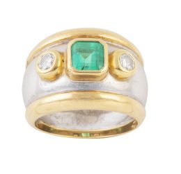 261.  Sortija ancha con esmeralda talla cuadrada central, flanqueada por dos chatones de brillante