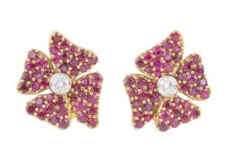 249.  Pendientes flor con cuatro pétalos asimétricos cuajados de 