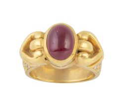 253.  Sortija de cabuchón de rubí de 2 ct aprox, en montura decorada con dos hebillas de oro y pavé de brillantes