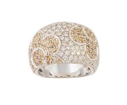 243.  Sortija ancha cuajada de pavé de brillantes blancos y yellow con diseño de flores
