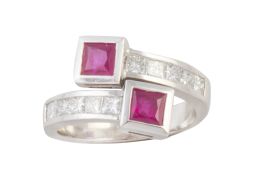 312.  Sortija tu y yo con dos rubíes talla carré, y diamantes talla princesa en los brazos abieros de la montura