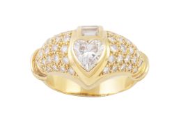 252.  Sortija con diamante corazón central de 1 ct aprox, banda de diamantes talla baguette y frente cuajado de brillantes