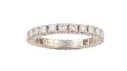 301.  Sortija alianza completa de brillantes engastados en garras