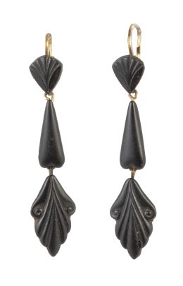80.  Pendientes largos de azabache de pp. S.XX con tres piezas a