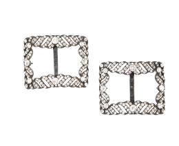 84.  Pareja de hebillas S. XIX de strass con bandas y chatones principales