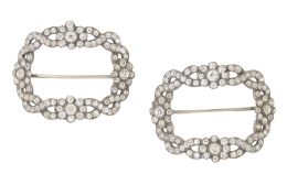 83.  Pareja de hebillas S. XVIII de plata y strass con flores y cintas entrelazadas