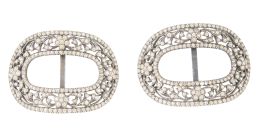 85.  Pareja de hebillas S. XVIII de plata y strass con flores y hojas enmarcadas entre dos bandas en rivière