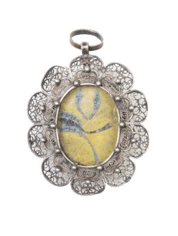 509.  Relicario de plata con marco de filigrana, en el interior con la auténtica.Quizás la Alberca, S. XVIII.