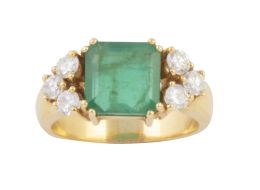 242.  Sortija con esmeralda central de 3 ct aprox, engastada en dobles garras, flanqueada por trío de brillantes