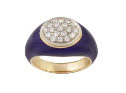 266.  Sortija con pavé oval de brillantes y frente de esmalte azul