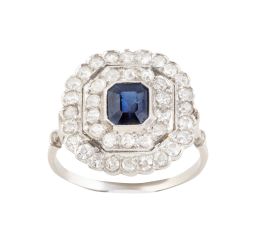 331.  Sortija años 30 con zafiro de talla cuadrangular en doble marco de brillantes 