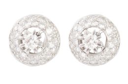 98.  Pendientes rosetón de brillantes, con brillante central ele