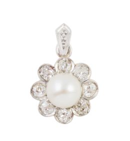 281.  Colgante rosetón de brillantes de talla antigua con perla fina central