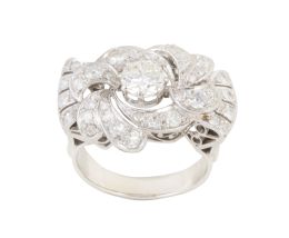 378.  Sortija años 50 de brillantes, con diseño de cintas entrela