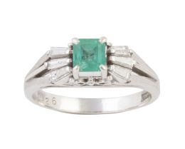 296.  Sortija con esmeralda cuadrada de 0,47 ct flanqueada por tríos de diamantes talla trapecio