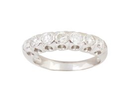 302.  Sortija media alianza con siete brillantes engastados en ma