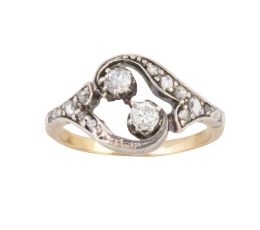 28.  Sortija tu y yo de ff. S. XIX, con dos brillantes de talla antigua entre hojitas de diamantes