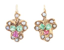 8.  Pendientes S. XIX cón trébol de rubí y pareja de esmeraldas, rodeados por perlas naturales