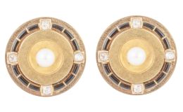 38.  Pareja de botones circulares franceses c.1900, con perla natural central y marco exterior con cuatro diamantes y decoración en esmalte