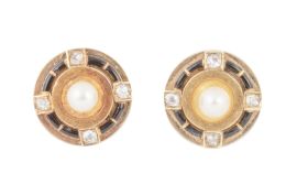 39.  Pareja de botones circulares franceses c.1900, con perla natural central y marco exterior con cuatro diamantes y decoración en esmalte