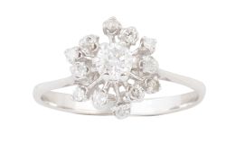 285.  Sortija rosetón de brillantes con brillantes a diferentes a