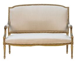 667.  Sofá de madera tallada y dorada de estilo Luis XVI.Finales del S. XIX - principios del S. XX.