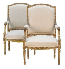 662.  Pareja de sillas de brazos de madera tallada y dorada de estilo Luis XVI.Finales del S. XIX - principios del S. XX.