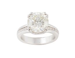 428.  Sortija solitario con brillante central de 4,16 ct, en mont