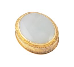 75.  Caja en oro S. XIX con cabuchón de jade blanco en la tapa y