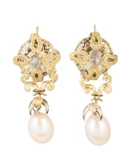 12.  Pendientes largos de pp. S. XX con rosetón decorado por diamante central, decoracion aplicada, esmalte y perla ovoide colgante