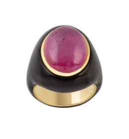 224.  Sortija con gran cabuchón de rubí central sobre montura de 