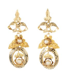 11.  Pendientes largos S. XIX con lazo del que pende flor con centro de perla, y óvalo calado con decoración de esmalte negro y centro de flor con perla