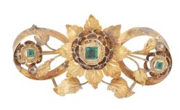 66.  Broche vegetal de flor central con centros de piedras verdes