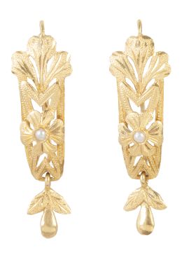 16.  Pendientes largos de pp. S. XX con banda decorada con grabado vegetal, flor con perlita central y colgante de hojitas y gota