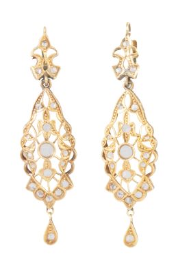 42.  Pendientes largos calados de pp. S. XX decorados con zafiros blancos