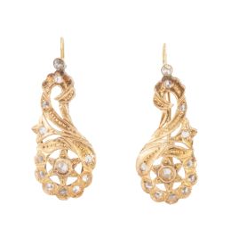 44.  Pendientes largos de pp. S. XX con centro calado de estrella coronada por hojita, decorado con zafiros blancos