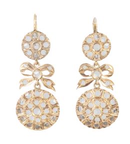 13.  Pendientes largos de pp. S. XX con rosetón del que pende lazo y rosetón de mayor tamaño, decorados con zafiros blancos