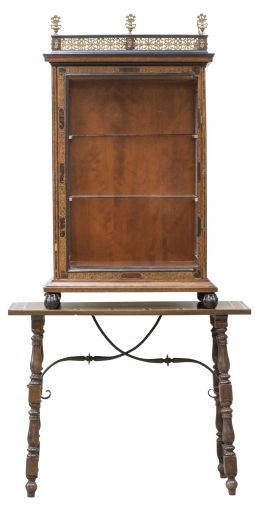 1168.  Vitrina Carlos II de madera de nogal con marquetería de limoncillo, carey y hueso.Trabajo español, segunda mitad del S. XVII.