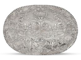 1214.  Bandeja ovalada de plata repujada con flores, grifos y veneras. Con marcas.Aguilar, Zaragoza, S. XIX.