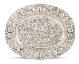 1456.  Bandeja ovalada de plata repujada con escena historicista de batalla. Con marcas.España, finales del S. XIX.