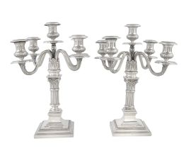 1339.  Pareja de candelabros de plata de cinco luces de estilo ing