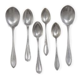 705.  Lote formado por: 12 cucharitas de té de plata ley 916 de Matilde Espuñes (1909-1950), 6 cucharas de helado de metal plateado, 3 cucharitas de metal plareado y 1 cucharita más de plata ley 800.