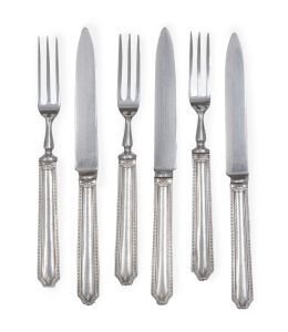 619.  Juego de cuatro tenedores y seis cuchillos de merienda de plata.S. XX.