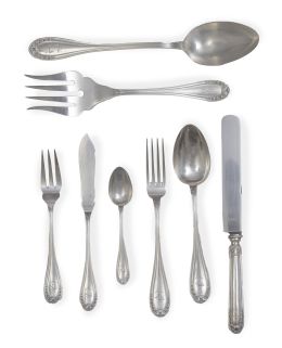 684.  Cubertería de plata de doce servicios con iniciales "EL" grabadas y decoración de flores.Durán, S. XX.