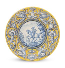 1464.  Plato de cerámica esmaltada con personaje a caballo en azul y blanco y cenefa renecentista en azul y amarillo.Ruiz de Luna, Talavera, primera mitad del S. XX.