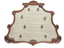 651.  Marco de madera tallada con veneras para colgar armas.S. XX.