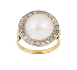 143.  Sortija c.1930 con perla mabé orlada de diamantes