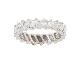 342.  Sortija alianza completa de diamantes talla navette