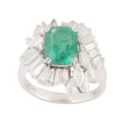 340.  Sortija años 60 esmeralda de talla rectangular central de 2 ct aprox, con marco asimétrico de diamantes talla baguette y brillantes y navette