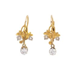 71.  Pendientes largos de pp. S. XX decorados por diamantes y br